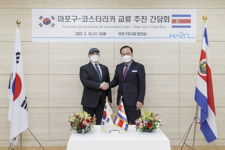 16일 열린 마포구-코스타리카 교류 추진 간담회 모습 (왼쪽 알레한드로 호세 로드리게스 사모라 주한 코스타리가 대사, 오른쪽 유동균 마포구청장)