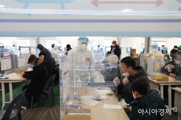 코로나19 신규 확진자가 사상 처음으로 10만 명을 넘어선 18일 서울 송파구보건소 선별진료소에서 시민들이 신속항원검사를 하고 있다. /문호남 기자 munonam@