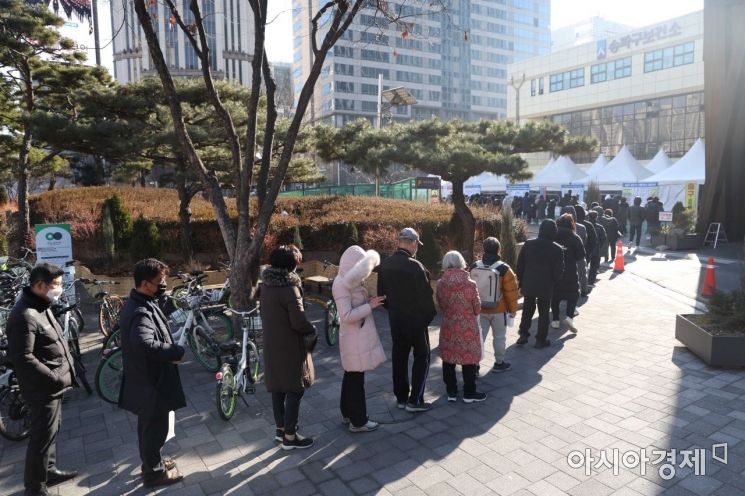 코로나19 신규 확진자가 사상 처음으로 10만명을 넘어선 18일 서울 송파구보건소 선별진료소에서 시민들이 검사를 받기 위해 줄을 서고 있다. /문호남 기자 munonam@