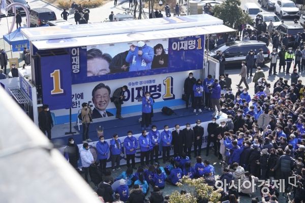 이재명 더불어민주당 대선후보가 18일 목포에서 유세차량에 올라 지지를 호소하고 있다. 사진=최재경 기자