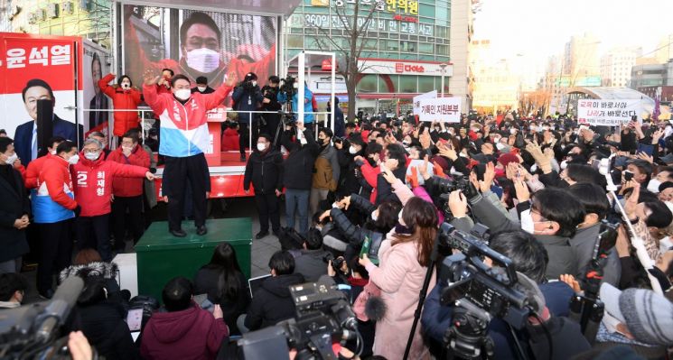 윤석열 국민의힘 대선 후보가 17일 서울 종로구 동묘앞역 일대에서 열린 "나라를 바로 세웁시다" 종로 유세에서 두 손을 들어올려 지지자들의 환호에 답하고 있다. [이미지출처=연합뉴스]