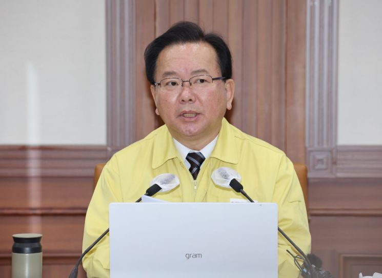 김부겸 국무총리가 18일 정부서울청사에서 열린 코로나19 대응 중앙재난안전대책본부 회의를 주재하고 있다. / 사진=연합뉴스
