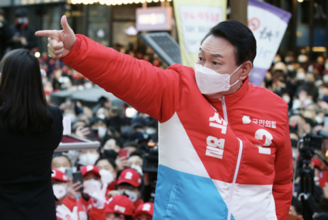 고민정 "尹, '신천지' 이만희와 같은 L자 손동작"…국힘 "이재명은?"