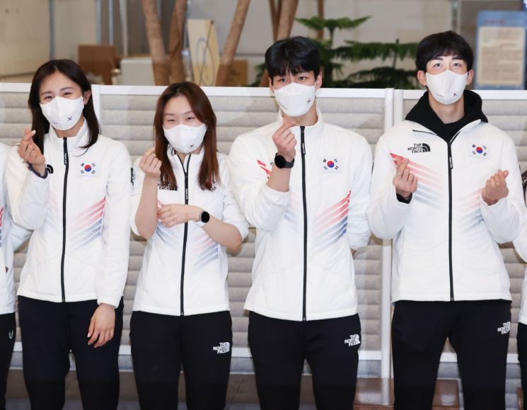 2022 베이징 동계올림픽에서 금메달 2개, 은메달 3개를 수확한 쇼트트랙 대표팀이 18일 오후 인천국제공항 제2터미널을 통해 귀국한 뒤 밝은 표정으로 기념촬영을 하고 있다. [이미지출처=연합뉴스]