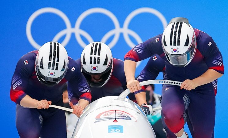 On the 19th, at the National Sliding Center in Yanqing, Beijing, China, the team of Won Yoon-jong, Kim Jin-su, Jung Hyun-woo, and Kim Dong-hyun made a powerful start in the first run of the men's four-man bobsleigh event at the 2022 Beijing Winter Olympics. Photo by Yonhap News Agency