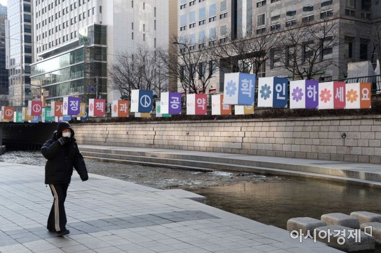 제20대 대통령 선거 관련 유권자의 투표 참여를 독려하기 위한 홍보물이 눈길을 끌고 있다. /문호남 기자 munonam@