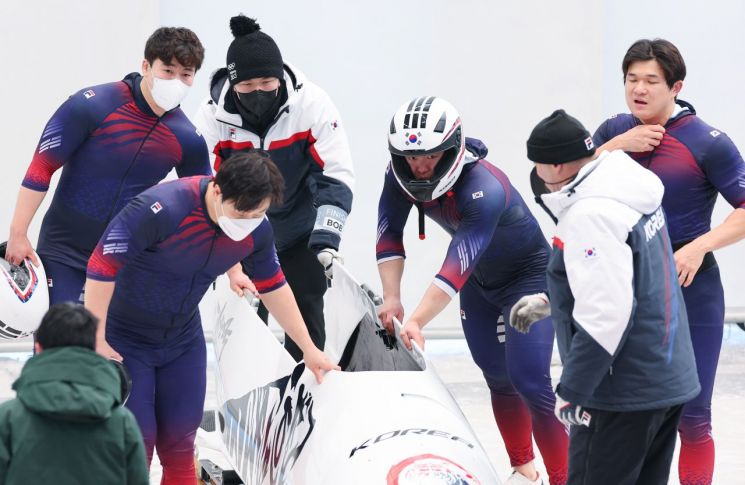 19일 중국 베이징 옌칭 국립 슬라이딩 센터에서 열린 2022 베이징동계올림픽 남자 봅슬레이 4인승 1차 시기에서 원윤종-김진수-정현우-김동현 조가 레이스를 마친 뒤 썰매를 이동시키고 있다. 사진 = 연합뉴스