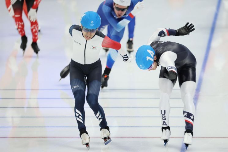 이승훈이 19일 중국 베이징 국립 스피드스케이팅 경기장(오벌)에서 열린 2022 베이징 동계올림픽 스피드스케이팅 남자 매스스타트 결승에서 3위로 결승선을 통과하고 있다. 오른쪽은 미국의 맨티아./사진=연합뉴스