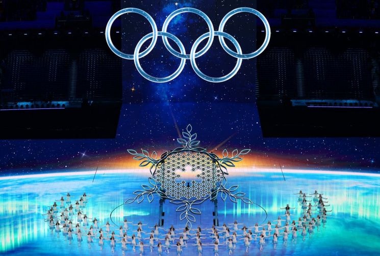 4일 오후 중국 베이징 국립경기장에서 열린 2022 베이징 동계올림픽 개회식에서 '함께 하는 미래'를 주제로 공연이 펼쳐지고 있다. 사진 = 연합뉴스