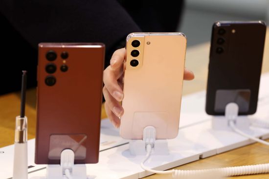 과거 갤럭시S10 영광 되찾을까…S22 사전예약 불티