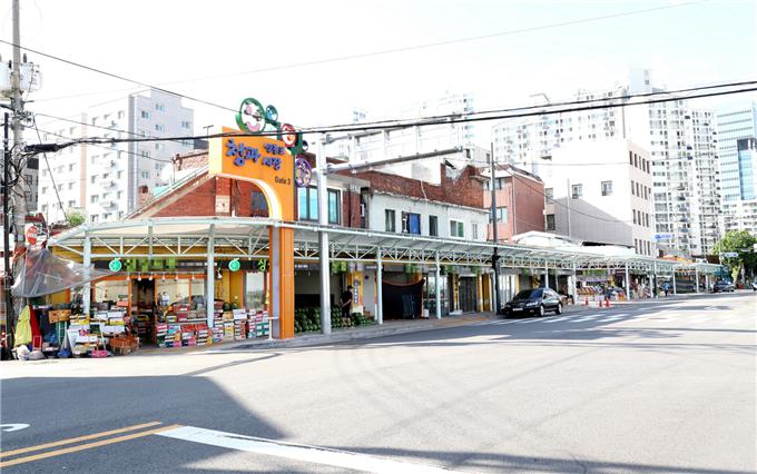 영등포구가 국토부 주관 ‘2021년 추계 도로정비 평가’에서 최우수구에 선정됐다. 사진은 불법 점용시설 정비에서 우수한 평가를 받은 영등포 청과시장 일대