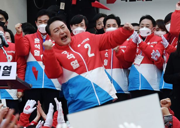 윤석열 국민의힘 대선 후보가 지난 15일 오후 부산 서면 젊음의거리에서 열린 유세에서 지지자들의 환호에 어퍼컷 세리머니로 답하고 있다. / 사진=연합뉴스