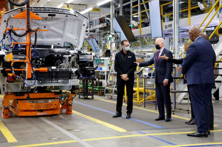 지난해 11월 미국 제너럴모터스(GM) 전기차 생산공장을 찾은 조 바이든 미국 대통령이 레이 커리 전미자동차노조 위원장, 메리 바라 GM 회장과 이야기를 나누고 있다.＜이미지출처:연합뉴스＞