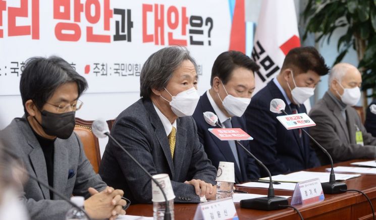 국민의힘 정기석 코로나19 위기대응위원장(왼쪽두번째) [이미지출처=연합뉴스]