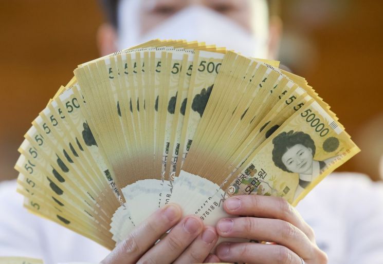 서울 중구 하나은행에서 직원이 5만원권을 펼쳐보이고 있다. [이미지출처=연합뉴스]