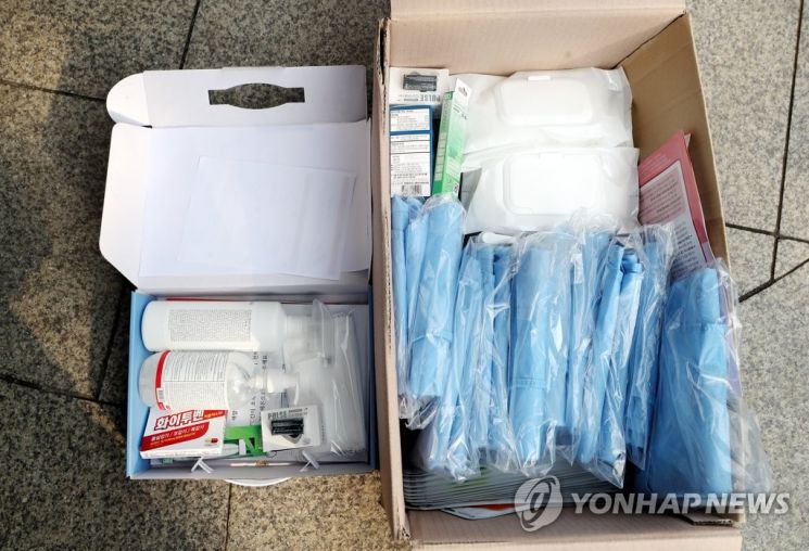 재택치료용 자가치료키트 구성품 / 사진=연합뉴스