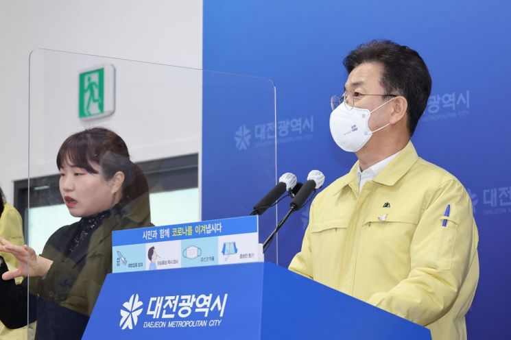 허태정 대전시장이 21일 ‘소상공인 지원&소비촉진 대책’을 발표하고 있다. 대전시 제공