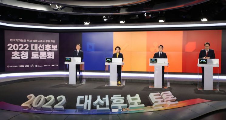 지난 11일 오후 서울 중구 매경미디어센터에서 열린 한국기자협회 주최·방송 6개사 공동 주관 '2022 대선후보 초청 토론'에서 후보들이 방송 준비를 하고 있다. 왼쪽부터 이재명 더불어민주당 후보, 심상정 정의당 후보, 안철수 국민의당 후보, 윤석열 국민의힘 후보. [이미지출처=연합뉴스]
