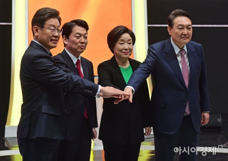 이재명 더불어민주당·안철수 국민의당·심상정 정의당·윤석열 국민의힘 등 여야 대선 후보가 21일 서울 마포구 MBC에서 열린 중앙선거관리위원회 주관 첫 토론회에 앞서 포즈를 취하고 있다./국회사진기자단