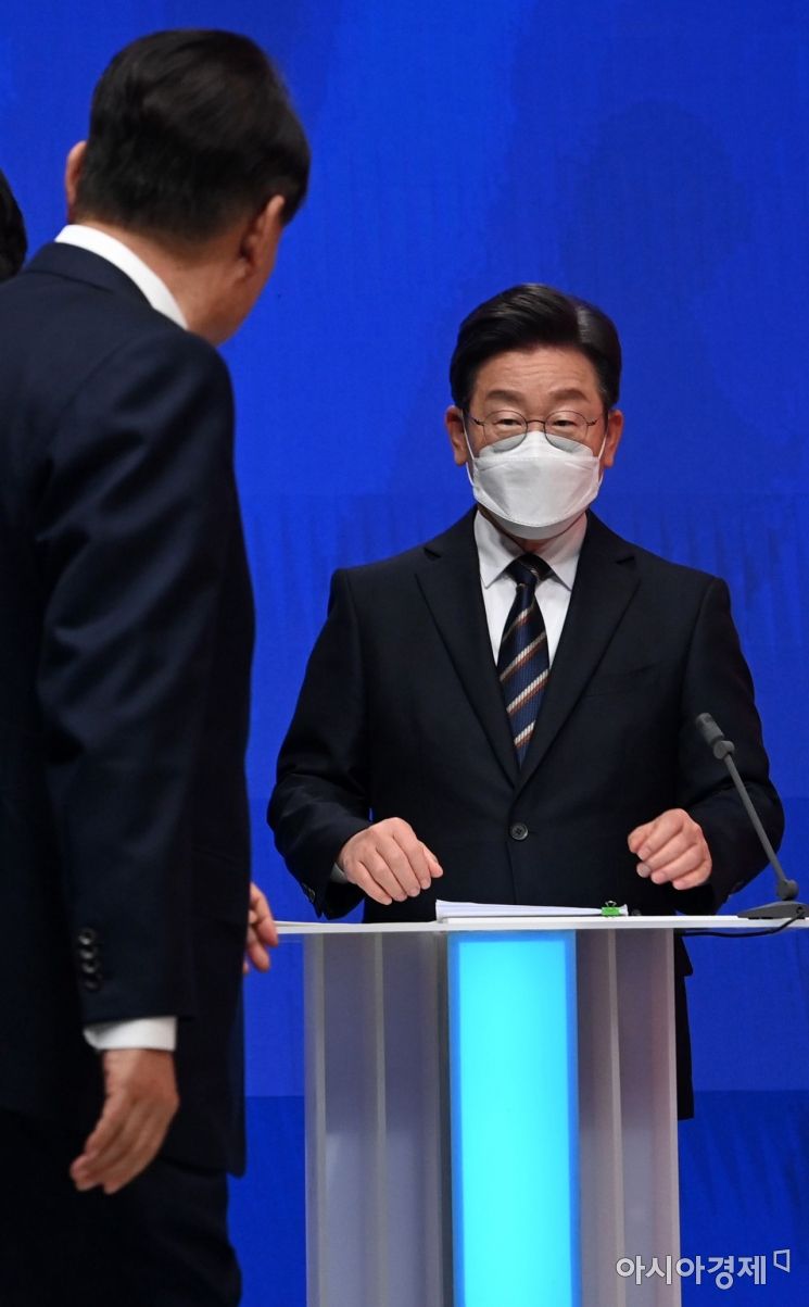 [포토] 눈 인사 나누는 이재명·윤석열