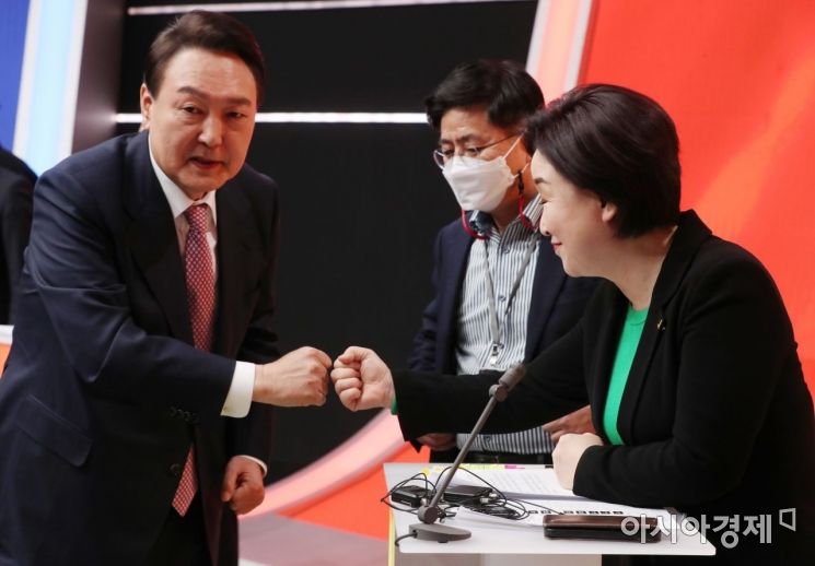 심상정 정의당 대선 후보와 윤석열 국민의힘 대선 후보가 21일 서울 마포구 MBC에서 열린 중앙선거관리위원회 주관 첫 토론회에 참석, 인사를 나누고 있다./국회사진기자단