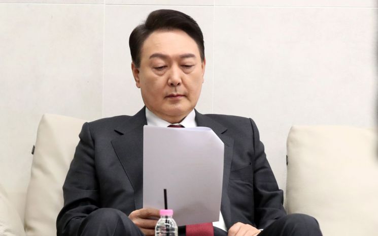 윤석열 국민의힘 대선후보가 20일 방송광고 촬영을 위해 서울 중구 한 방송사에서 촬영을 위한 원고를 보고 있다. 윤 후보는 이날 공개 일정을 잡지 않고 방송 광고 촬영과 토론 준비에 들어갔다. [이미지출처=연합뉴스]