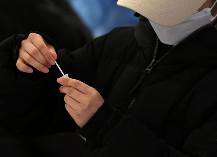 증상은 코로나인데…신속항원·자가키트 음성에 ‘발동동’