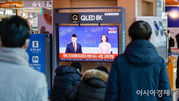 러시아가 우크라이나 분쟁지역 독립 승인후 파병을 지시한 22일 서울역 대합실에서 시민들이 우크라이나 사태 관련 뉴스를 시청하고 있다./강진형 기자aymsdream@