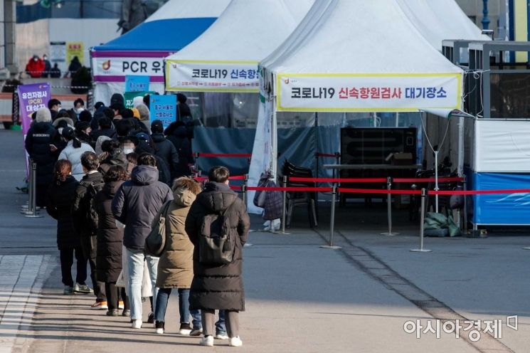 코로나19 신규 확진자가 9만9573명 발생한 22일 서울역 광장에 마련된 임시선별검사소를 찾은 시민들이 검사를 받기 위해 대기하고 있다. /강진형 기자 aymsdream@