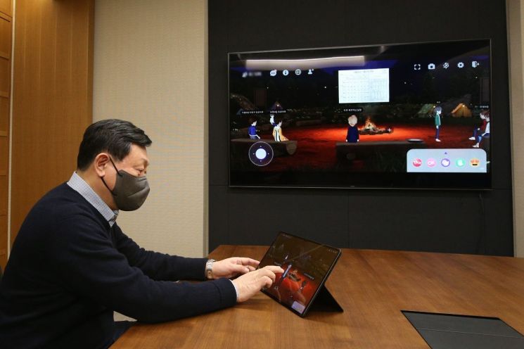 신동빈 롯데 회장이 22일 그룹 주요 현안과 사업 전략을 논의하는 메타버스 회의에 참석하고 있다.