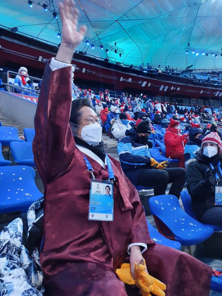 황희 문화체육관광부 장관이 4일 오후 중국 베이징 국립경기장에서 열린 2022 베이징 동계올림픽 개회식에 한복을 입고 참석해 있다. 사진 = 연합뉴스