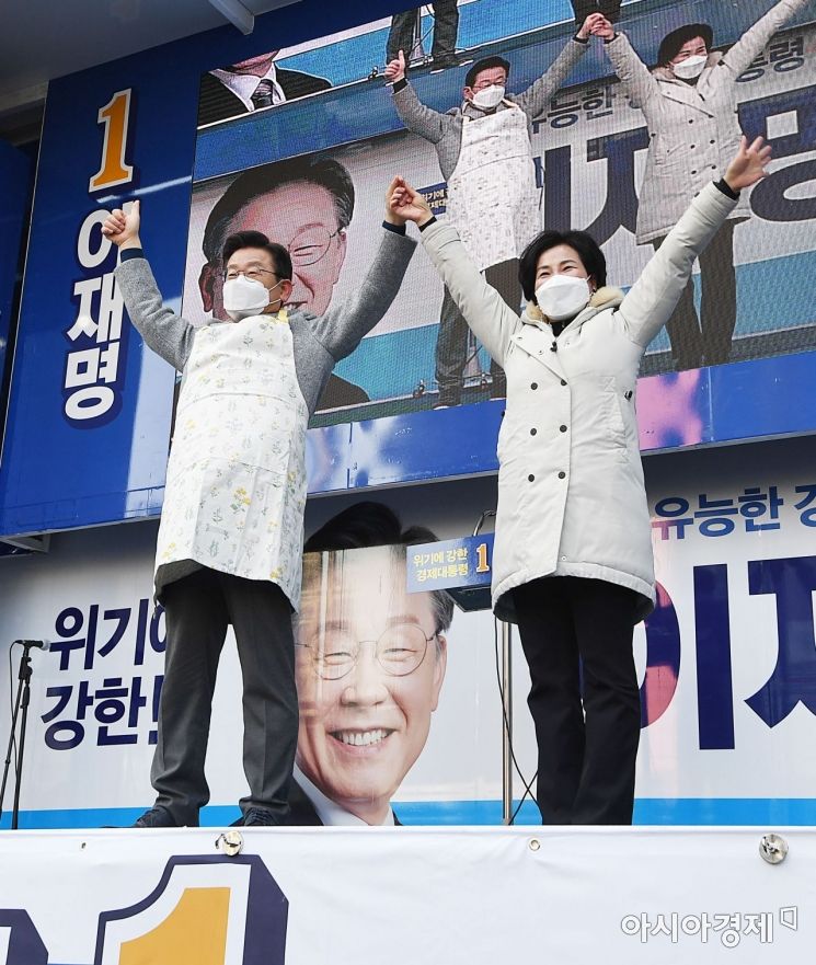 이재명 더불어민주당 대선 후보가 22일 인천 부평역 앞 광장에서 열린 '인천 재도약 앞으로, 인천 경제 제대로!' 부평 유세에 참석, 한 시민이 선물한 앞치마를 착용한 뒤 손을 들어보이고 있다./국회사진기지단