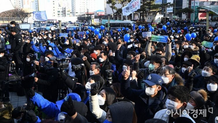 22일 인천 부평역 앞 광장에서 열린 이재명 더불어민주당 대선 후보의 '인천 재도약 앞으로, 인천 경제 제대로!' 부평 유세에 참석한 지지자들이 환호하고 있다./국회사진기지단