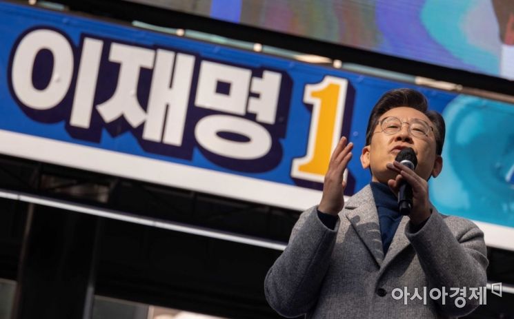 이재명 더불어민주당 대선 후보가 22일 오후 인천 로데오거리 광장에서 유세를 하고 있다./강진형 기자aymsdream@