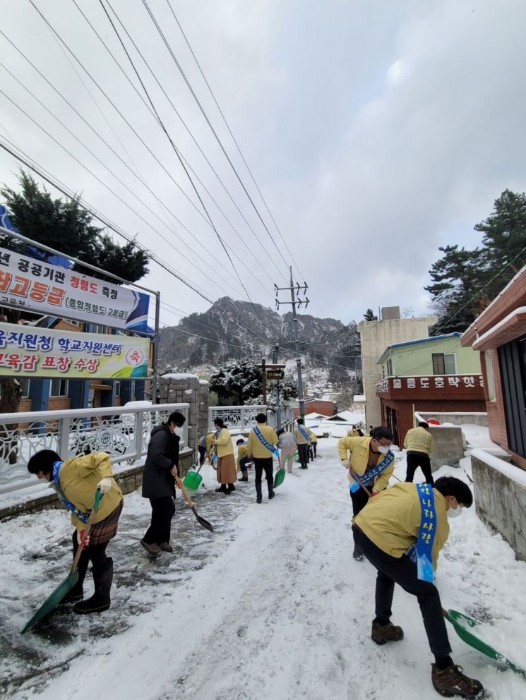 지난 겨울 봉사중인 울릉교육지원청 관계자들.