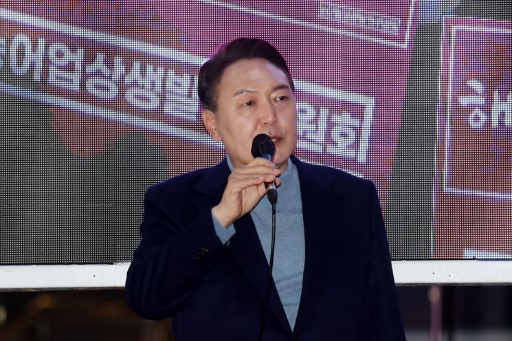 윤석열 국민의힘 대선 후보가 22일 전북 익산시 익산역 동부광장에서 열린 유세에서 지지를 호소하고 있다. [이미지출처=연합뉴스]