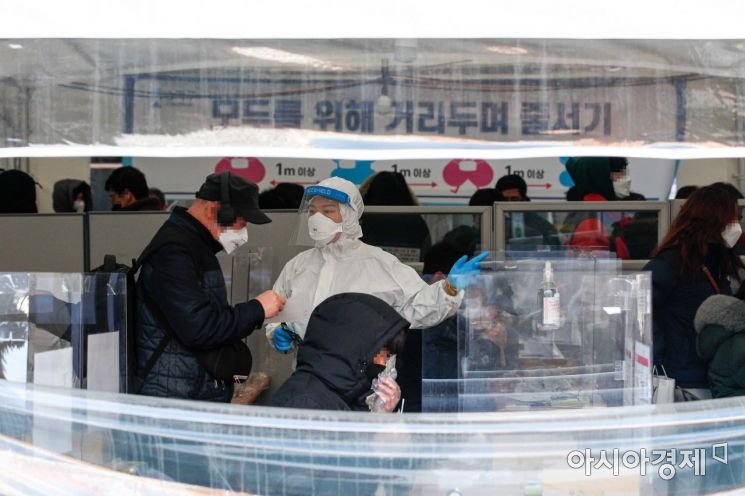 재택치료 곧 100만명…"가족 감염 늘면서 재택치료도 위태"