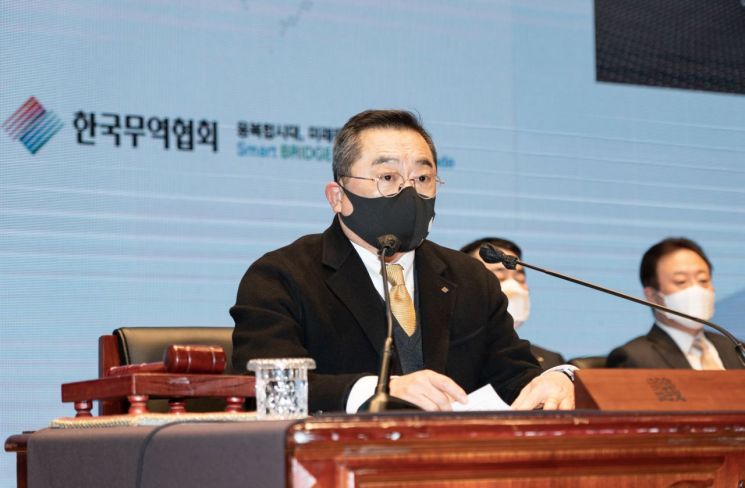 한국무역협회가 23일 서울 삼성동 코엑스에서 개최한 '2022년도 정기총회'에서 구자열 회장이 개회사를 하고 있다.