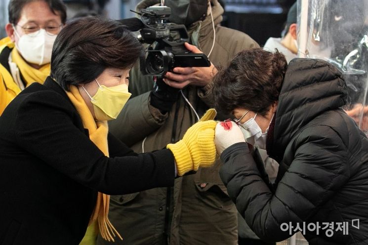 심상정 정의당 대선후보가 23일 서울 마포구 망원시장을 찾아 상인들과 인사를 나누고 있다./국회사진기자단