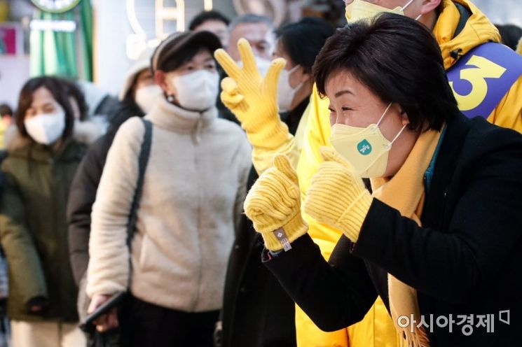 심상정 정의당 대선후보가 23일 서울 마포구 망원시장에서 상인들을 만나 지지를 호소하고 있다./국회사진기자단