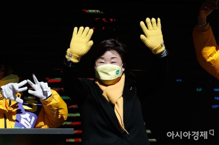심상정 정의당 대선후보가 23일 서울 마포구 망원시장에서 상인들을 만나 지지를 호소하고 있다./국회사진기자단