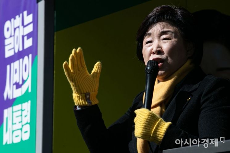 심상정 정의당 대선후보가 23일 서울 마포구 망원시장을 찾아 지지를 호소하고 있다./국회사진기자단
