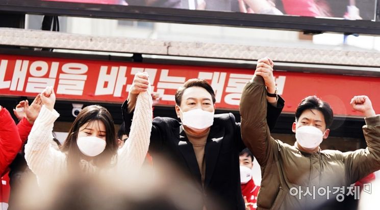 지역청년들과 지지를 호소하는 윤석열 후보. 사진 = 정승현기자