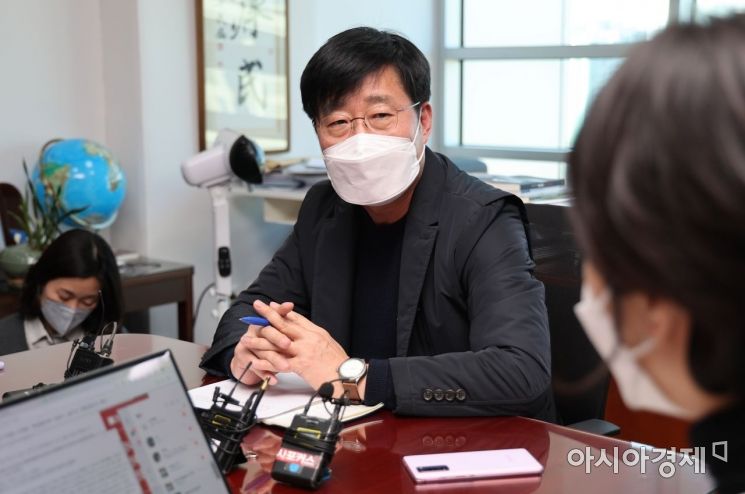 이태규 국민의당 선대위 총괄본부장이 23일 국회에서 '이달 초 안철수 대선 후보의 사퇴를 조건으로 이준석 국민의힘 대표로부터 합당 제안을 받았다'는 내용의 긴급 기자회견을 갖고 있다./윤동주 기자 doso7@