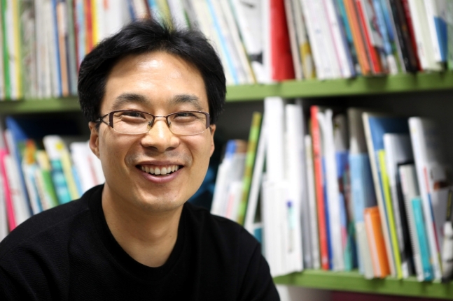 Photo by Choi Deok-gyu, winner of the Bologna Ragazzi Award Photo by Yonhap News