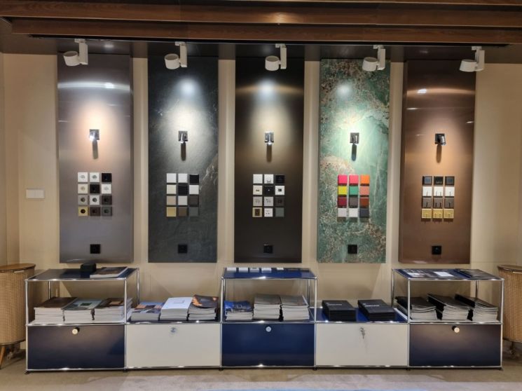 리스퀘어가 포스코강판의 친환경 고기능 강판 브랜드인 인피넬리 제품을 적용해 제작한 주방의 모습.