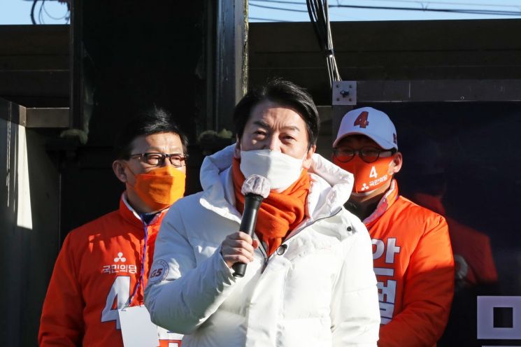 23일 경북 포항시 남구 구룡포읍 구룡포시장을 찾은 안철수 국민의당 대선 후보가 주민을 상대로 지지를 호소하고 있다. [이미지출처=연합뉴스]