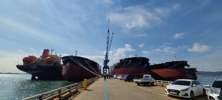22일 전남 영암군 현대삼호중공업 조선소에서 건조중인 LNG추진선 등 친환경 선박들이 늘어 서 있다.
