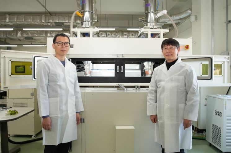 한국원자력연구원이 세계 최초로PBF 방식 1m 부품 제작용 3D 프린터를 개발했다. (왼쪽부터) 핵연료안전연구부 이성욱 선임연구원, 김현길 부장. 제공=한국원자력연구원