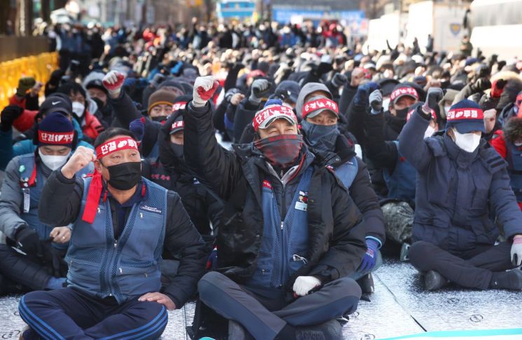 곳곳서 택배 파열음…"가격 인상에 파업까지"